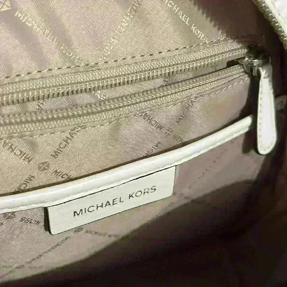 Michael Kors Abbey white quilted backpack. Silver hardware. Two zipper pockets. - Picture 5 of 12